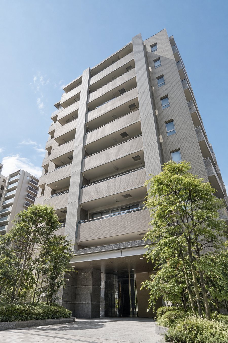 青空に映える分譲マンションの外観